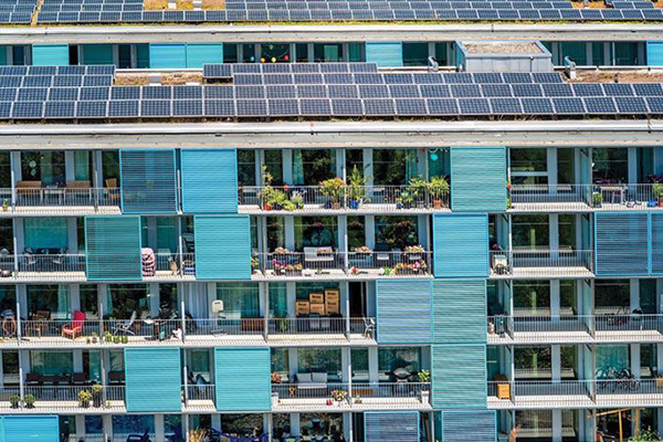 Comparison of Centralized and Distributed Solar Power Plants: Features, Variations, and Upkeep