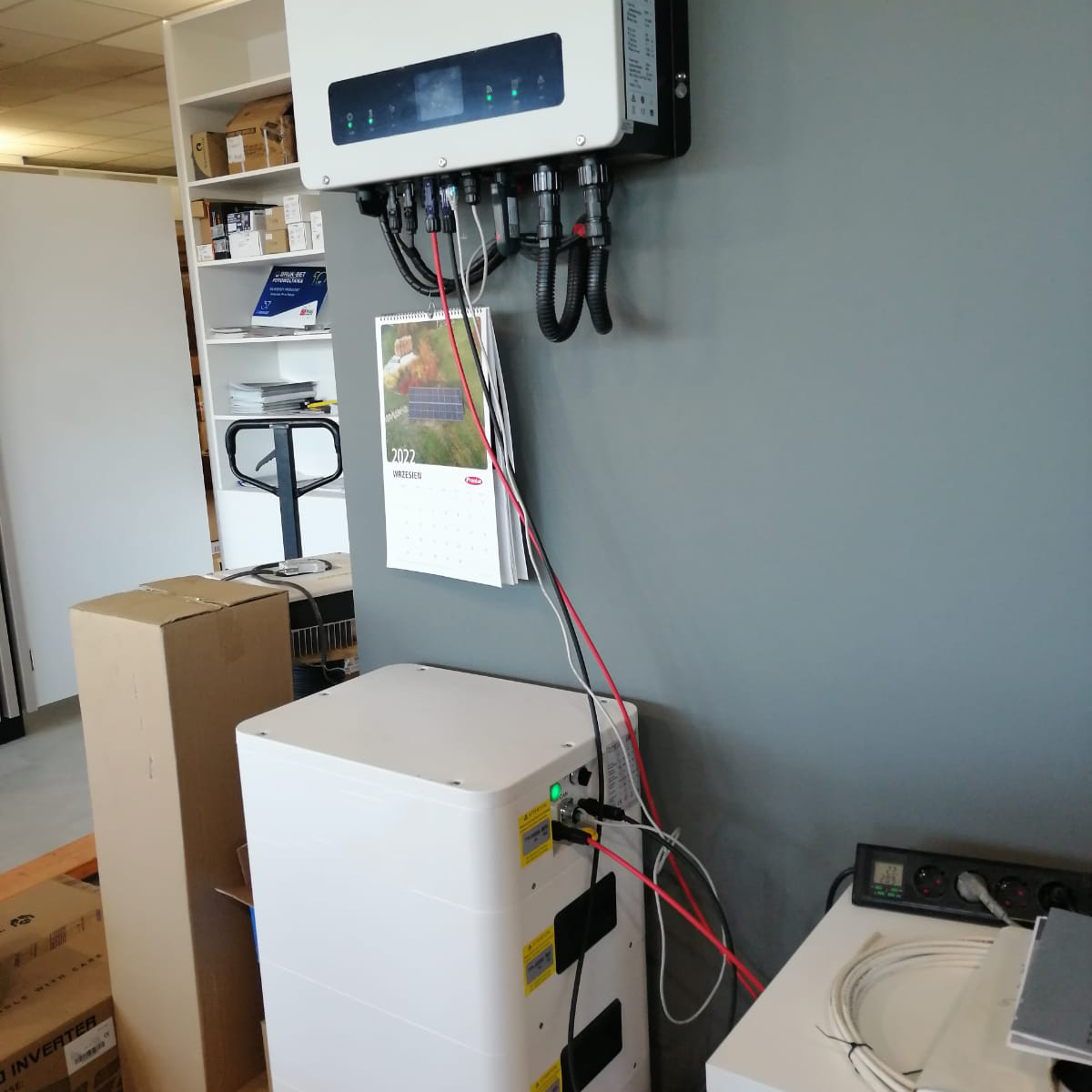 how hybrid solar inverter works