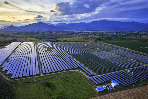 Comparison of Centralized and Distributed Solar Power Plants: Features, Variations, and Upkeep